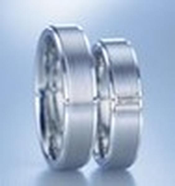 SINGLE BAGUETTE DIAMOND IN 5MM SATIN FINISH WEDDING RING - RING ON TOP